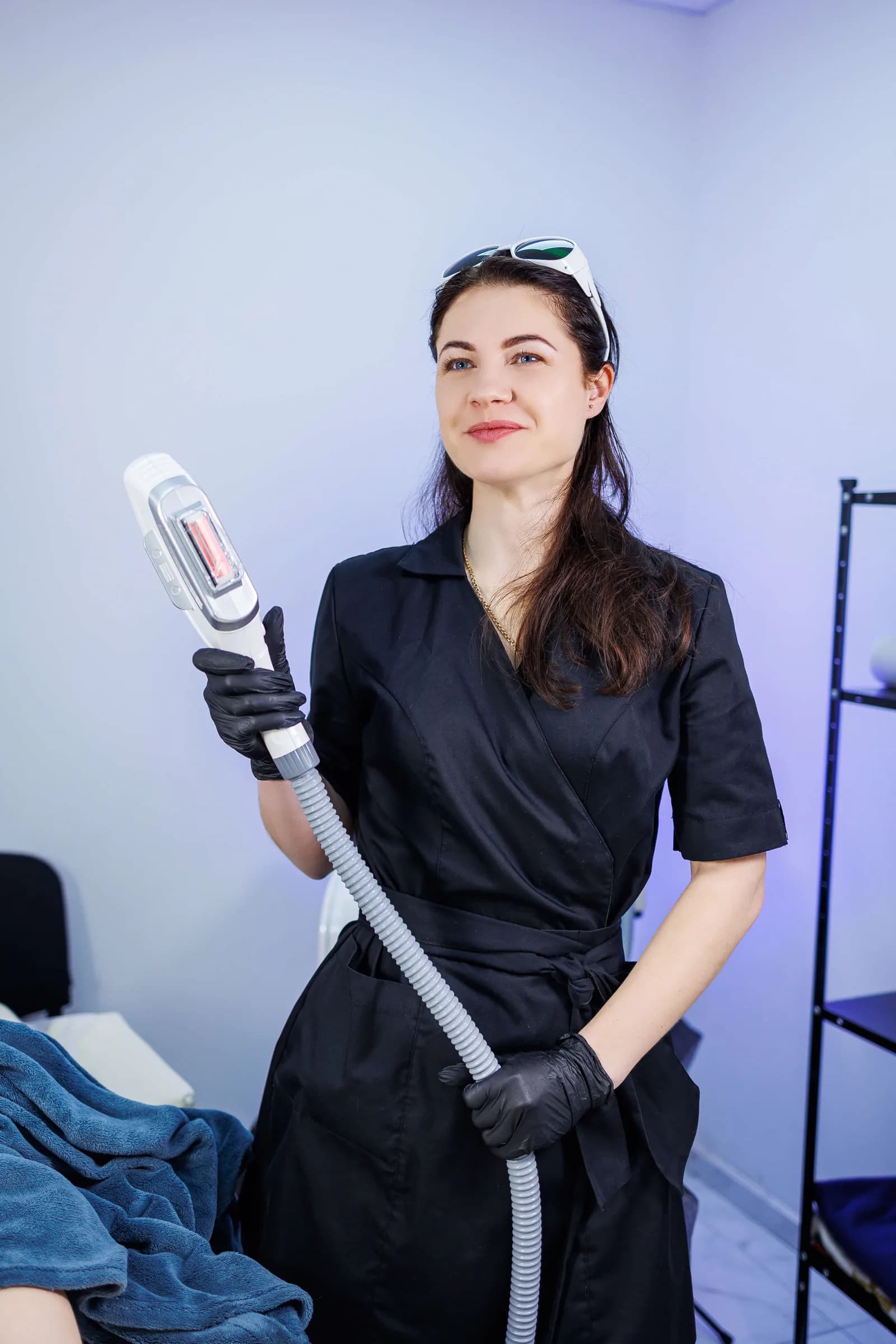 Procedimiento de cosmetología con equipo profesional