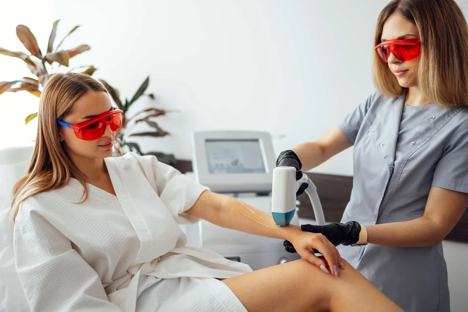 Profesional capacitándose en fotodepilación