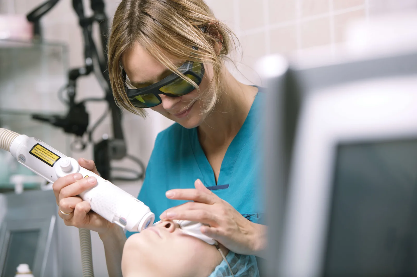 Tratamiento láser facial con equipo profesional