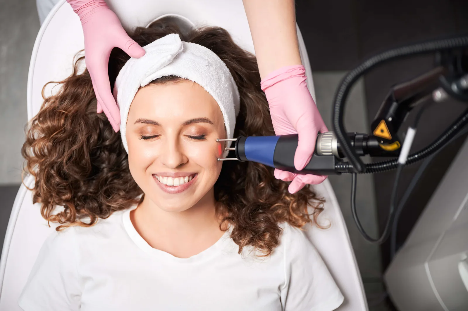 Paciente recibiendo tratamiento facial láser