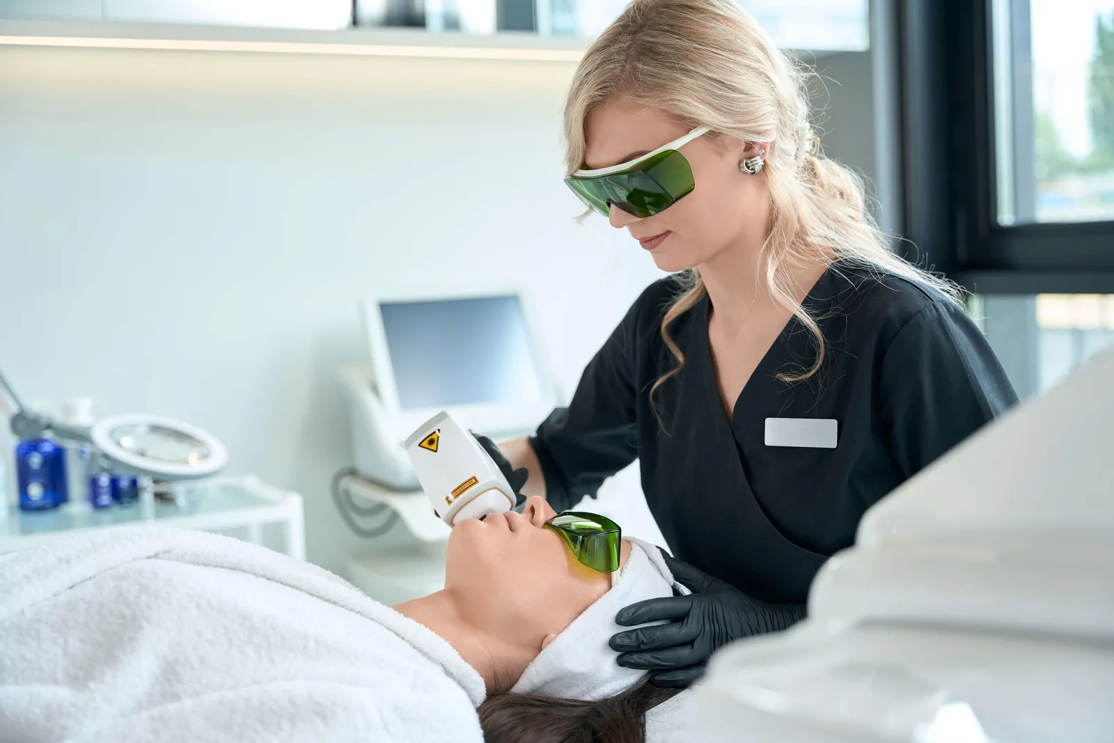 Tratamiento facial con equipo de electroestética